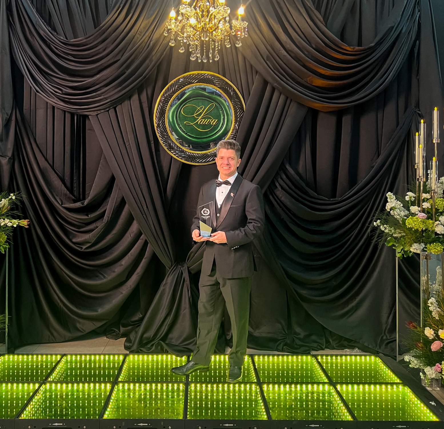 Representante de DC Events sosteniendo el premio a Mejor DJ para Bodas y Eventos de Costa Rica en los Latin American Wedding & MICE Awards 2026.